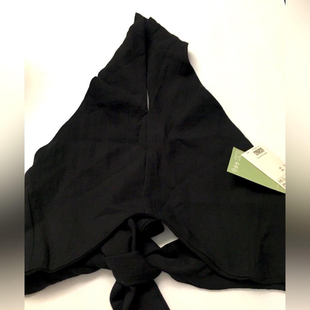 H&M Cropped Halter Top Size XS Black NEW Festival Minimalist Spring Summer - Picture 2 of 5
